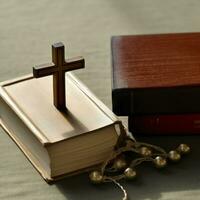 cerca arriba de un santo Biblia y cristiano cruzar en de madera mesa. contento bueno viernes o religión concepto por ai generado foto