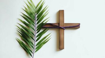 un cristiano de madera cruzar crucifijo firmar con verde palma hojas como religioso día festivo. palma domingo evento concepto por ai generado foto