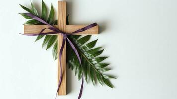 un cristiano de madera cruzar crucifijo firmar con verde palma hojas como religioso día festivo. palma domingo evento concepto por ai generado foto