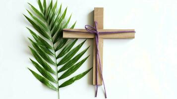 un cristiano de madera cruzar crucifijo firmar con verde palma hojas como religioso día festivo. palma domingo evento concepto por ai generado foto