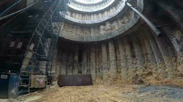 das Innerhalb von ein groß Beton Tunnel mit ein Leiter, Welle Struktur im U-Bahn Tunnel Konstruktion, Konstruktion Welle video