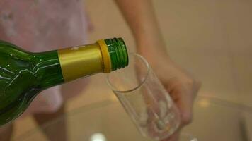 Sekt, Gießen von Champagner video