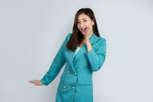 asiático mujer de negocios en brillante verde traje con abierto bocas levantamiento manos gritando anuncio aislado en blanco antecedentes foto