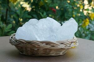 piedras de alumbre cristalinas o alumbre de potasio en la cesta. útil para tratamientos de belleza y spa. Úselo para tratar el olor corporal debajo de las axilas como desodorante y aclarar el agua. foto