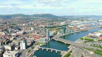 aéreo Visão em rio e edifícios dentro cidade Centro do Belfast norte Irlanda. zangão foto, Alto ângulo Visão do Cidade video