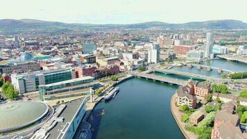 aéreo ver en río y edificios en ciudad centrar de Belfast del Norte Irlanda. zumbido foto, alto ángulo ver de pueblo video