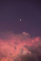 noche cielo con nubes y el Luna. foto