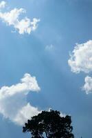 nubes en el azul cielo en un soleado día foto