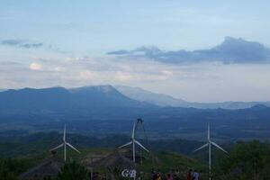 viento turbinas a puesta de sol con un hermosa cielo en el antecedentes. el concepto de renovable energía. foto