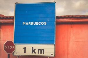 la carretera firmar indicando el frontera de un África paísmarruecos foto