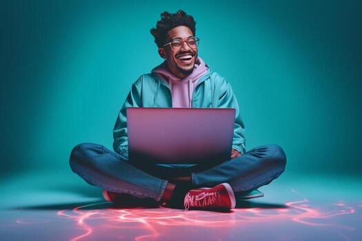 un hombre es sentado con un ordenador portátil en frente de nubes foto