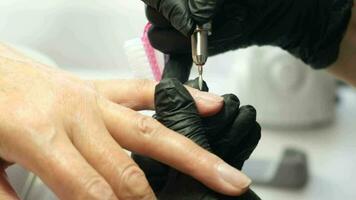 hembra manos y herramientas para manicura, proceso de ejecutando manicura video