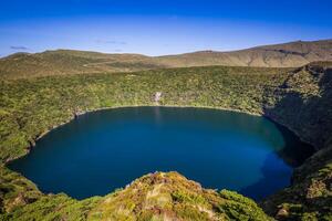 azores paisaje con lagos en flores isla. caldeira comprida funda. Portugal foto