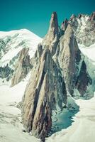 macizo Delaware mont blanc en el frontera de Francia y Italia. en el primer plano el hielo campo y grietas de el Valle blanche foto