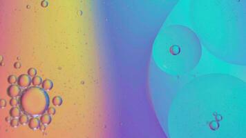 olio bolla e sfere in movimento su acqua con colore sfondo, macro fotografia concetto video