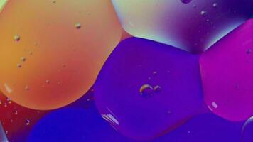 olie bubbel en bollen in beweging Aan water met kleur achtergrond, macro fotografie concept video