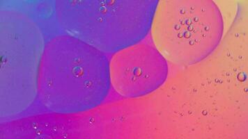 óleo bolha e esferas comovente em água com cor fundo, macro fotografia conceito video