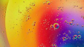 olio bolla e sfere in movimento su acqua con colore sfondo, macro fotografia concetto video