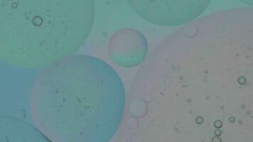 petróleo burbuja y esferas Moviente en agua con color fondo, macro fotografía concepto video
