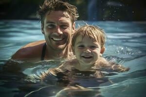 padre y hijo nadando juntos en nadando piscina en un soleado día. foto