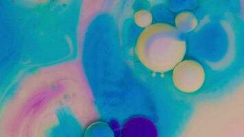 top visie van gekleurde acryl verf bubbels in beweging Aan melk, olie, vloeistof macro achtergrond. video