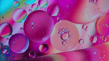 petróleo burbuja y esferas Moviente en agua con color fondo, macro fotografía concepto video