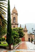 hermosa central cuadrado y el san jeronimo parroquia templo de el pequeño pueblo de nobsa bien conocido para el tradicional hecho a mano ruanas en el región de boyaca en Colombia foto