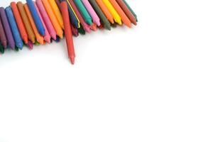 lápices de color forrado arriba aislado en blanco antecedentes. foto