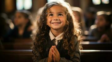 católico niños y familias en el a nosotros. pequeño niña Orando en iglesia. foto