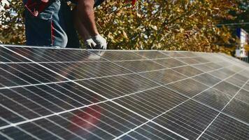 installatie van zonne- panelen. rijen van modern fotovoltaïsche zonne- panelen. hernieuwbaar ecologisch bron van energie van de zon. video