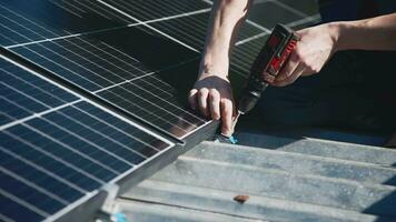 instalación de solar paneles filas de moderno fotovoltaica solar paneles renovable ecológico fuente de energía desde el Dom. video