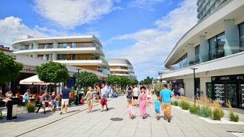 swinoujscie, Polonia. 15 agosto 2023. el popular playa paseo en el polaco báltico mar costa. turistas caminar a lo largo el paseo. foto