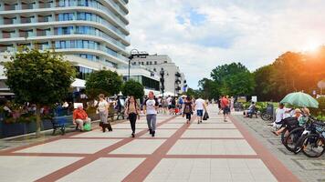 swinoujscie, Polonia. 15 agosto 2023. el popular playa paseo en el polaco báltico mar costa. turistas caminar a lo largo el paseo. foto