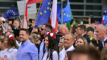 varsovia, Polonia. 1 octubre 2023. marzo de un millón corazones. cientos de miles marzo en antigubernamental protesta a espectáculo apoyo para democracia. el espontáneo reacción de gente. foto