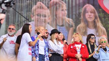 Varsovia Polonia. octubre 1, 2023. millón corazones marzo. artistas apareció en el etapa a el final de el marzo ruta y cantó el canción foto