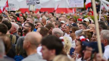 varsovia, Polonia. 1 octubre 2023. marzo de un millón corazones. cientos de miles marzo en antigubernamental protesta a espectáculo apoyo para democracia. el espontáneo reacción de gente. foto