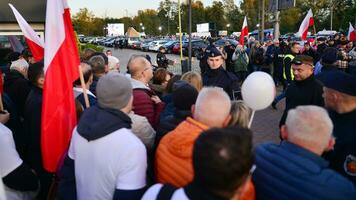 varsovia, Polonia. 9 9 octubre 2023. partidarios de Donald colmillo son esperando para el llegada de su favorito en frente de el televisión estudio foto