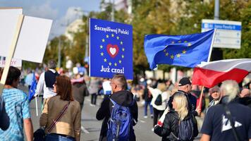 varsovia, Polonia. 1 octubre 2023. marzo de un millón corazones. cientos de miles marzo en antigubernamental protesta a espectáculo apoyo para democracia. el espontáneo reacción de gente. foto