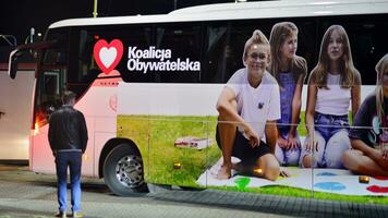 varsovia, Polonia. 9 9 octubre 2023.. elección autobús de el cívico coalición. tuskobus. Donald colmillo llega a el televisión estudio para un elección debate.. foto