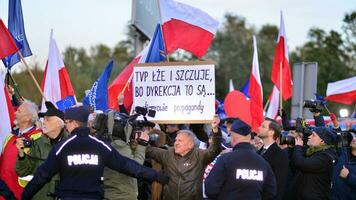 varsovia, Polonia. 9 9 octubre 2023. partidarios de Donald colmillo son esperando para el llegada de su favorito en frente de el televisión estudio foto