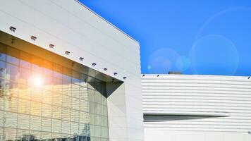 minimalista foto de un exterior de un moderno estaño edificio con grande vaso vitrinas.