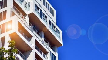 exterior de un alto moderno de varios pisos Departamento edificio - fachada, ventanas y balcones foto