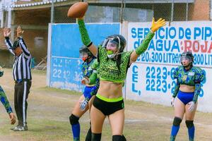 puebla, mexico 2023 - simpático juego de De las mujeres americano fútbol americano en mexico en un plano campo en un soleado día foto