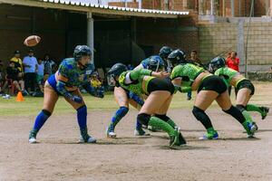 puebla, mexico 2023 - simpático juego de De las mujeres americano fútbol americano en mexico en un plano campo en un soleado día foto