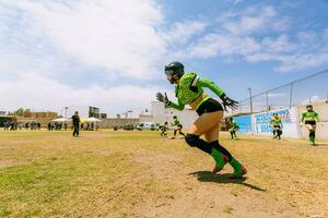 puebla, mexico 2023 - simpático juego de De las mujeres americano fútbol americano en mexico en un plano campo en un soleado día foto