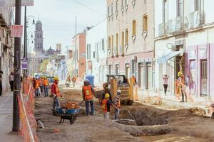 puebla, mexico 2023 - construcción trabajadores trabajo a reparar un calle en el histórico centrar de puebla foto