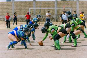 puebla, mexico 2023 - simpático juego de De las mujeres americano fútbol americano en mexico en un plano campo en un soleado día foto