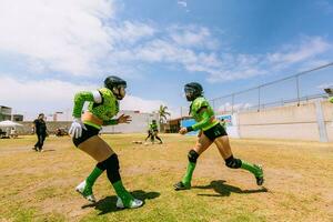 puebla, mexico 2023 - simpático juego de De las mujeres americano fútbol americano en mexico en un plano campo en un soleado día foto