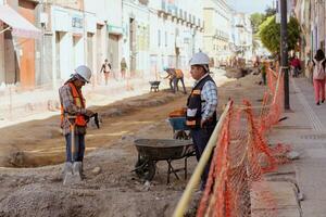 puebla, mexico 2023 - construcción trabajadores trabajo a reparar un calle en el histórico centrar de puebla foto