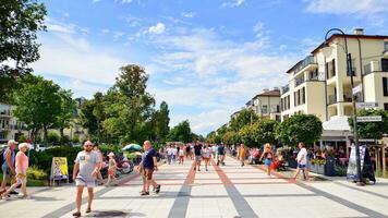 swinoujscie, Polonia. 15 agosto 2023. el popular playa paseo en el polaco báltico mar costa. turistas caminar a lo largo el paseo. foto